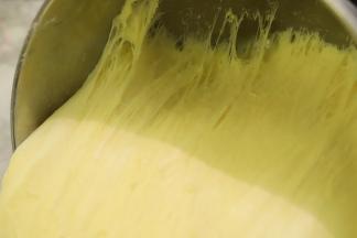 发酵好的面团内部呈现拉丝状态。