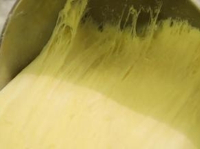 发酵好的面团内部呈现拉丝状态。