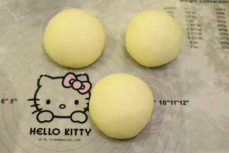 面团取出轻压排气，平均分成3份，分别搓圆，静置20分钟。