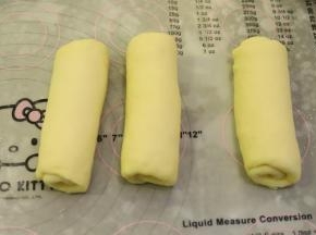 上下擀成椭圆型，从上往下卷翻面，盖上保鲜膜，松弛15分钟。