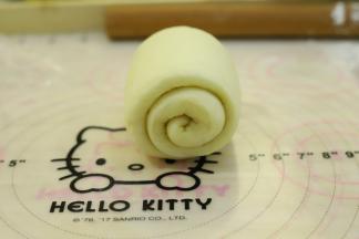 再次上下擀成牛舌状，翻面，从上往下卷好，圈数在2.5圈为佳。