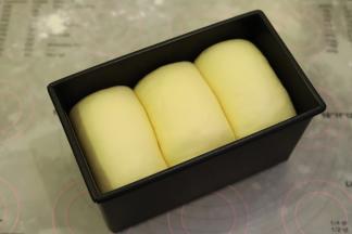 同个方向放入450克低糖不沾吐司模内，发酵箱设置温度为32度，湿度75度，一小时左右，发至模具八成模高。