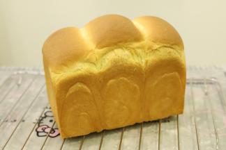 出炉马上脱模，放晾架上放至手温后密封保存。