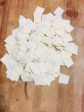 切好的饺子抖散，以免粘在一起！