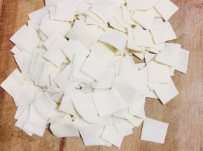 切好的饺子抖散，以免粘在一起！