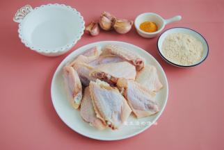 准备好材料，鸡翅中清洗干净，沥干水分备用。