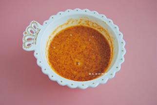 把蒜香排骨调味料和奥尔良粉加入清水混合成料汁，也可以往里加入2勺玉米油拌匀。