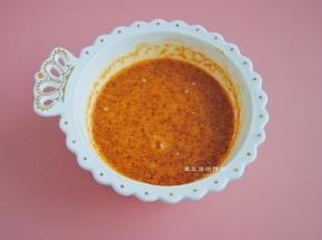 把蒜香排骨调味料和奥尔良粉加入清水混合成料汁，也可以往里加入2勺玉米油拌匀。