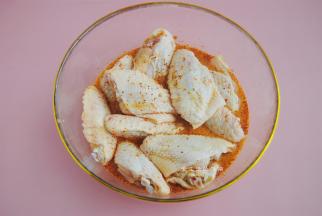 将鸡翅中放入碗里，倒入刚调好的料汁，抓匀。