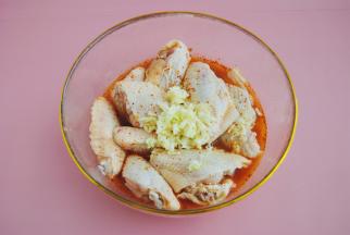 大蒜去皮用压蒜器压成蒜泥，放入碗里面，拌匀。