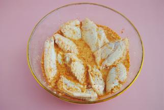 最后的酱汁是十分浓郁的，这时候把鸡翅中连同腌制的酱汁一起装入保鲜袋里面，放入冰箱冷藏腌制4小时左右，千万不要直接烤，会淡而无味很不好吃哦~