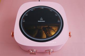 启动烤盘，烤盘就开始旋转了，有可视窗，大约15分钟后过来翻个面，鸡翅会上色的更加均匀哦~