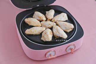 把鸡翅整齐地码入烤盘，将烤盘的温度调到210度，烤25分钟。