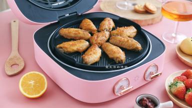 25分钟后，鸡翅就烤好啦，天啊，这蒜香味简直不要太香了，闻着就馋坏了，一打开迫不及待开吃！