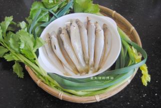 准备好材料，沙尖鱼洗净去鳞，开肚去干净内脏。