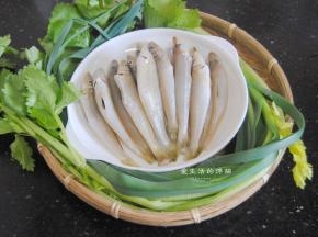 准备好材料，沙尖鱼洗净去鳞，开肚去干净内脏。