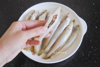 这个季节的沙尖鱼还会有鱼卵的，这是宝贝不要去掉，鱼卵的营养价值很高，味道也很好，要保留着，好的沙尖鱼手感会比较硬身。