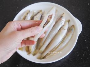 这个季节的沙尖鱼还会有鱼卵的，这是宝贝不要去掉，鱼卵的营养价值很高，味道也很好，要保留着，好的沙尖鱼手感会比较硬身。