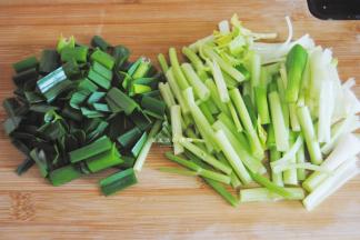 蒜苗去掉尾部，芹菜去掉叶子，清洗干净后，切成半指长的段，记得茎和叶子分开放，因为成熟的时间不一样。