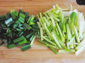 蒜苗去掉尾部，芹菜去掉叶子，清洗干净后，切成半指长的段，记得茎和叶子分开放，因为成熟的时间不一样。