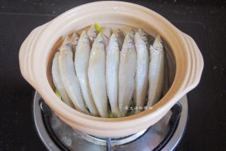 把沙尖鱼均匀的摆在蔬菜上，淋上少许油。