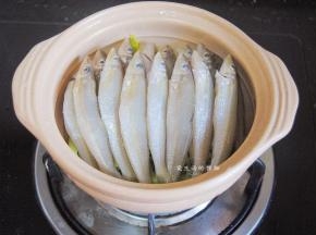 把沙尖鱼均匀的摆在蔬菜上，淋上少许油。