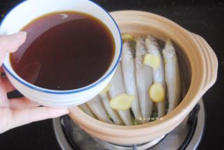 在鱼身上放上姜片，把清水和酱料混合成酱汁，淋在鱼身上，盖上锅盖中火煮沸后转小火再煮3分钟。
