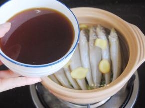在鱼身上放上姜片，把清水和酱料混合成酱汁，淋在鱼身上，盖上锅盖中火煮沸后转小火再煮3分钟。