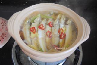 喜欢吃辣的放入少许的辣椒或辣椒酱。