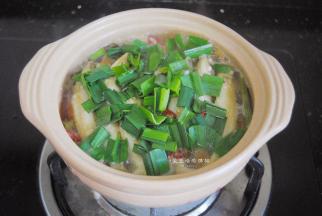 把蒜苗叶子放入锅里，盖上锅盖再煮半分钟即可熄火上桌。