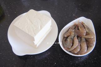 准备好食材，豆腐买的就是普通的豆腐，水豆腐太软，不建议购买哦，鲜虾可以先放入冰箱冷藏15分钟后再去壳。