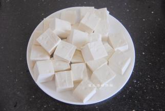 豆腐切成麻将大小的小块，这样会更加的入味哦~