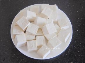 豆腐切成麻将大小的小块，这样会更加的入味哦~