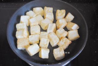 热锅，锅里倒入适量的油，先把豆腐块煎一下两面，变得稍微金黄就可以了。