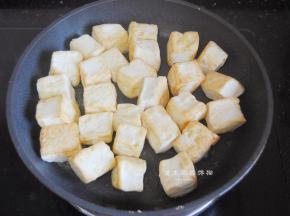 热锅，锅里倒入适量的油，先把豆腐块煎一下两面，变得稍微金黄就可以了。