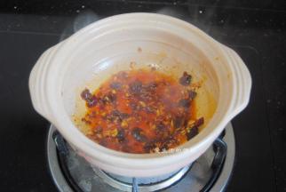 我用是万土锅来焖煮豆腐，所以就直接在锅里放入油，先把豆瓣酱和蒜末小爆一下，香气出来即可。