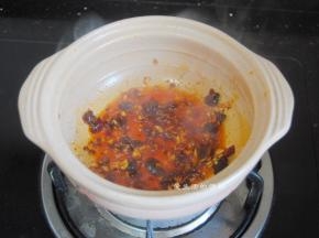 我用是万土锅来焖煮豆腐，所以就直接在锅里放入油，先把豆瓣酱和蒜末小爆一下，香气出来即可。