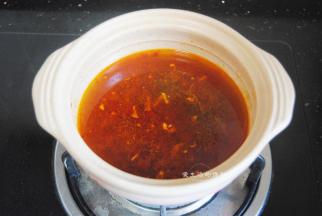 把一碗热水倒入锅里，千万不要倒冷水，忽冷忽热，砂锅会受不了炸裂哦~