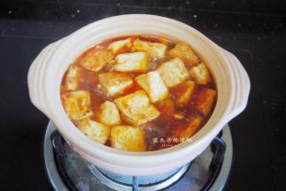 接着把豆腐放入锅里，中火煮沸焖3分钟，让豆腐变得入味。
