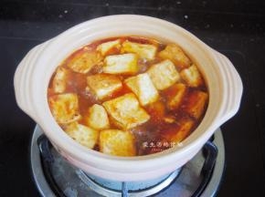 接着把豆腐放入锅里，中火煮沸焖3分钟，让豆腐变得入味。