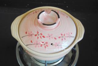 再把虾仁放入锅内，放入姜丝，盖上盖子再小火焖煮2分钟，打开看到虾仁变色卷曲即可熄火焖2分钟，因为砂锅还有余热，一定要注意防烫哦~