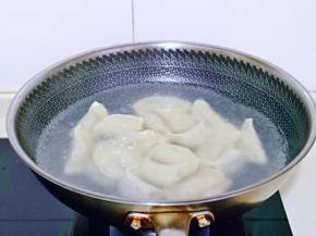 锅中加入水烧开，下饺子，大火煮，用铲子轻轻翻动，饺子漂浮在水面上就表示熟了。