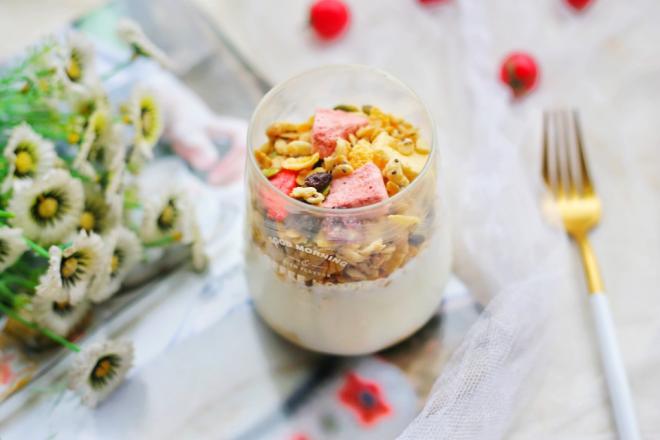 香蕉酸奶燕麦杯