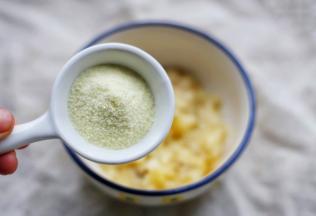 加入一勺宝宝平时喝的澳优珀淳配方奶粉拌匀。