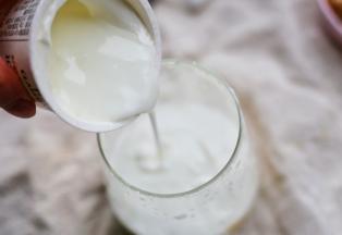 慢慢沿杯壁淋入浓稠的酸奶。