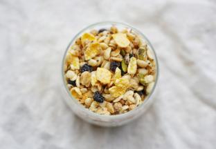 上面撒上料超足又好吃的水果燕麦就可以啦。