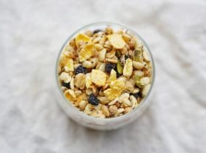 上面撒上料超足又好吃的水果燕麦就可以啦。