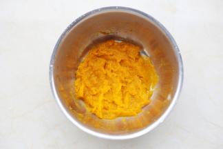 倒掉蒸出来的水分压成泥。