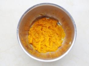 倒掉蒸出来的水分压成泥。
