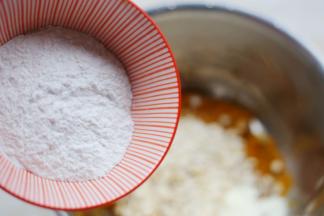 分多次加入糯米粉。